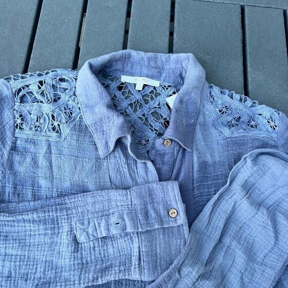 Miss Me, Button down women's size S shirt, blue lace cutwork - Picture 4 of 9
